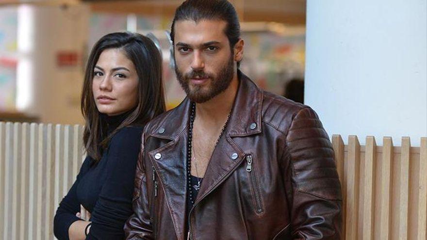 Can Yaman y Demet Özdemir, protagonistas de la serie &#039;Pájaro soñador&#039;.