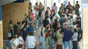 Asistentes a la revisión de las pruebas de la PAU que se realizaron este pasado jueves en Santiago.