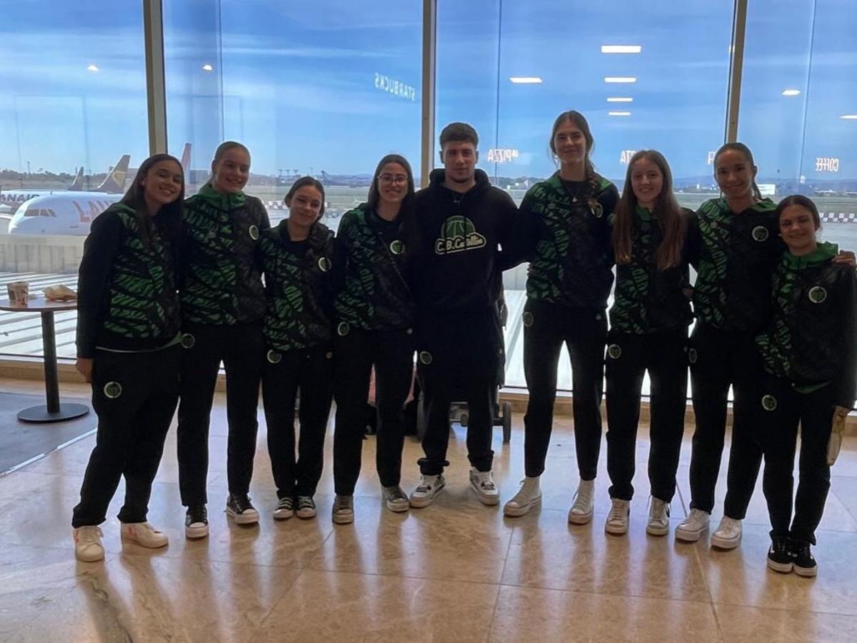 El equipo, en el aeropuerto de Valencia.
