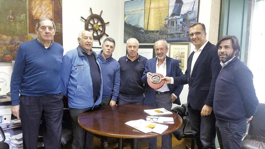 Integrantes de la nueva directiva del club se reunieron ayer con el alcalde, Ángel Rodal, y el concejal de Actividades Marítimas, Raúl Costas.