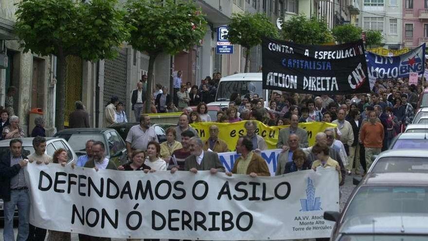 Manifestación vecinal en contra del derribo del asilo de Adelaida Muro, celebrada en el año 2001.