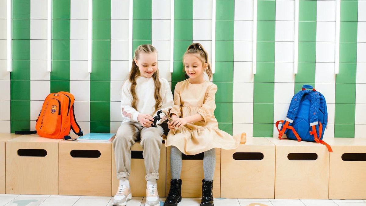 Dos niñas en el colegio.