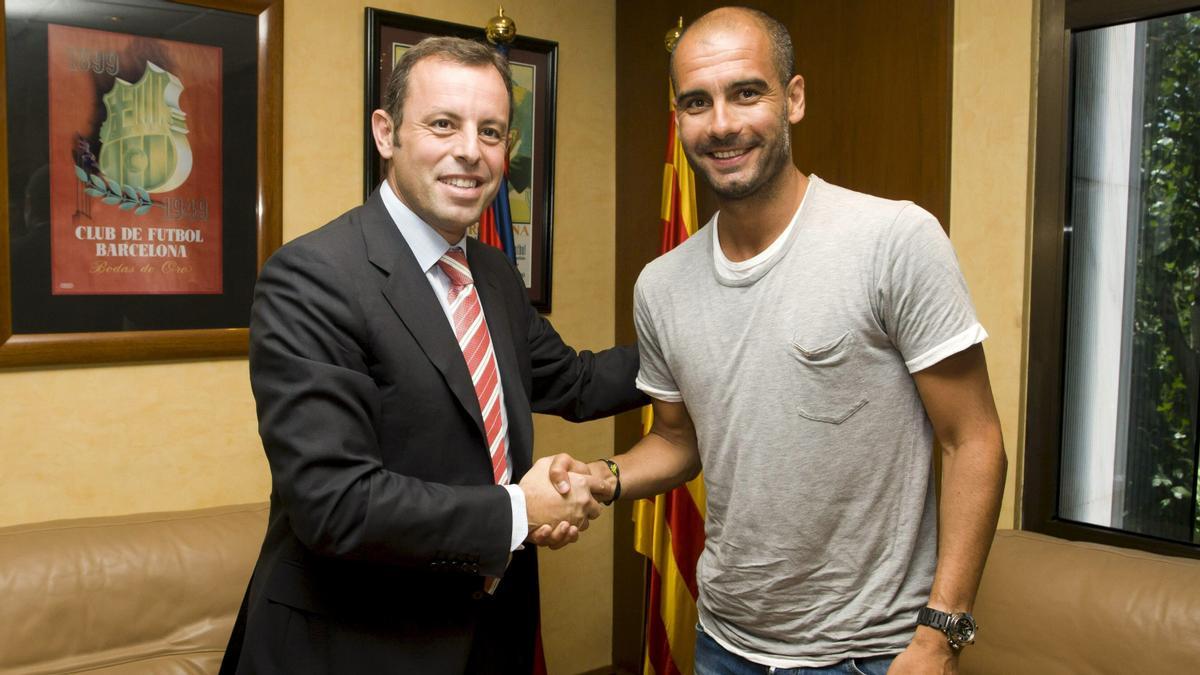 Rosell y Guardiola, en el despacho del presidente azulgrana en julio 2010 tras firmar la renovación el técnico por un año.