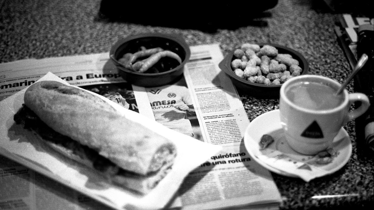 Almuerzo en el bar El Chiringuito de Rafa, en Caudiel (Castellón), la mañana del miércoles 5 de enero de 2022.