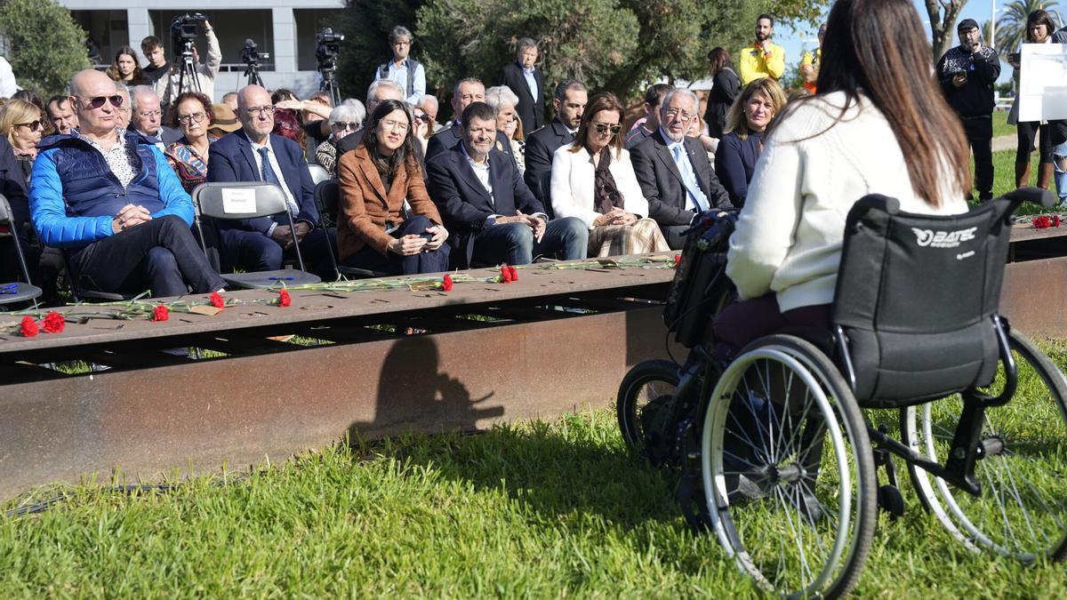 La consellera de interior Nuria Parlon acompañada del teniente de la alcaldía en seguridad Albert Batlle escuchan testimonios de víctimas de accidentes durante el acto en Barcelona con motivo del Día Mundial en recuerdo a las víctimas de accidentes de tráfico, declarado por la ONU el tercer domingo de noviembre. EFE/Alejandro García