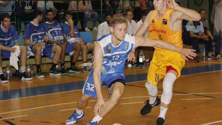 Tim Derksen, en el partido de A Raña ante el FC Barcelona B. // Santos Álvarez