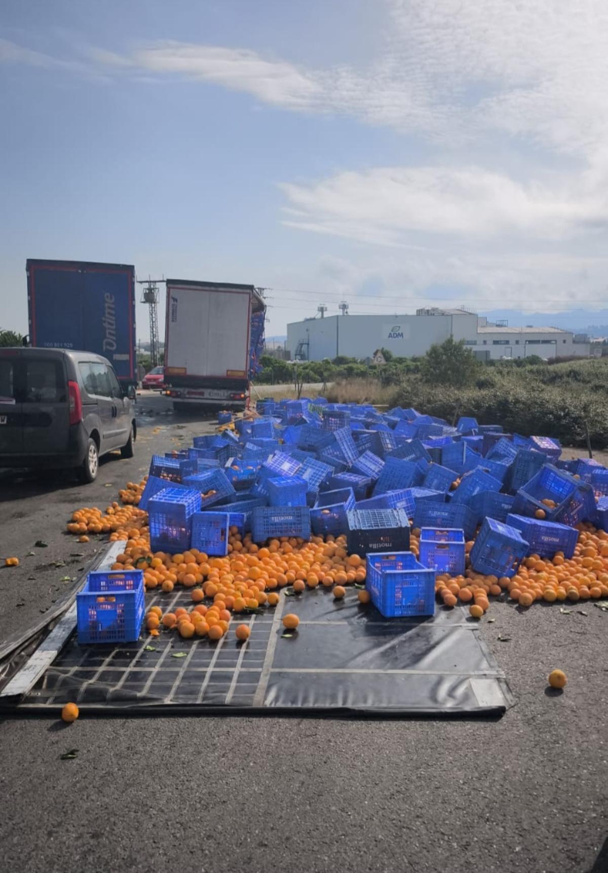 Las naranjas esparcidas junto al camión.