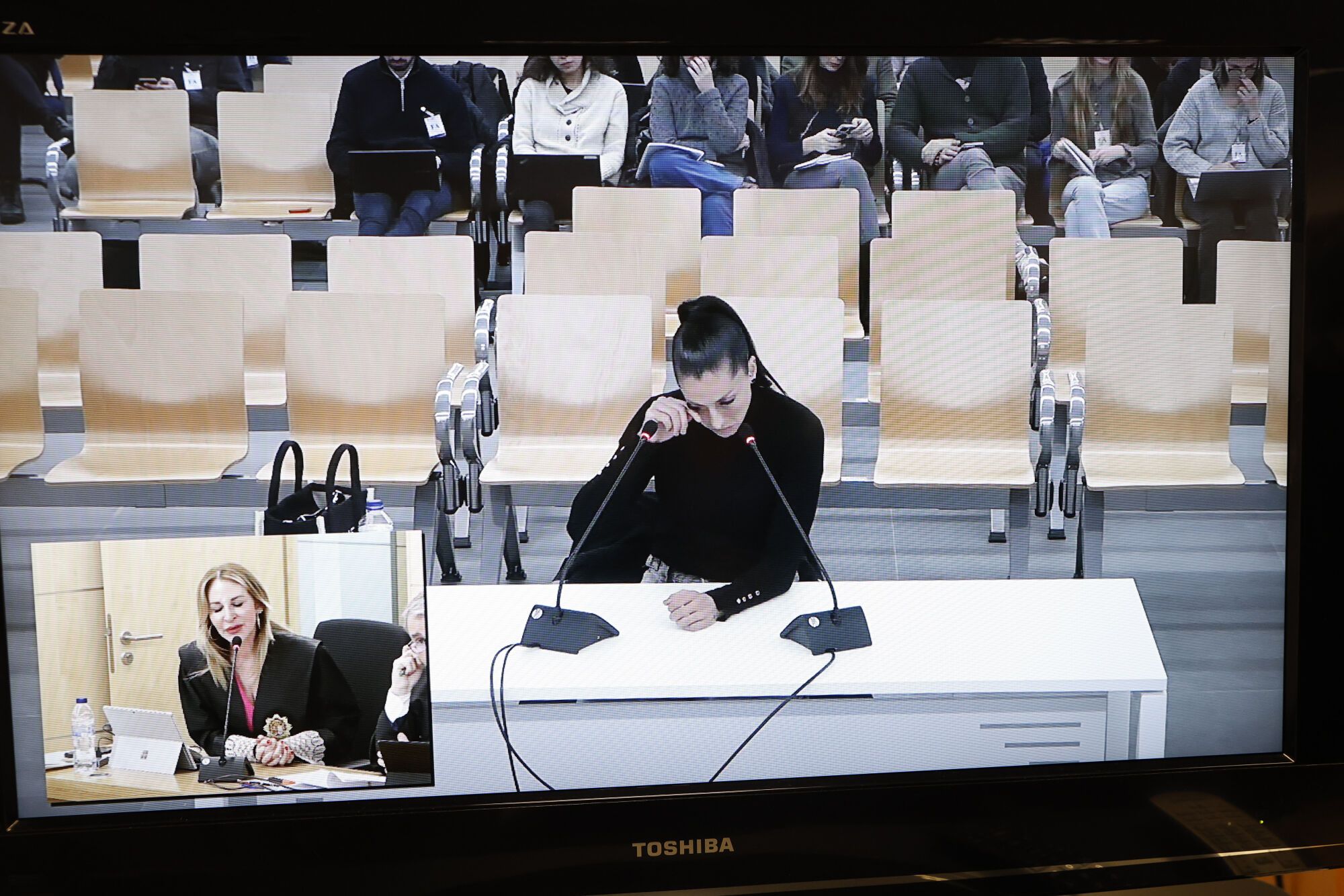 La futbolista Jenni Hermoso en una pantalla de la sala de prensa de la Audiencia Nacional de San Fernando de Henares en un momento de su declaración en la vista oral del juicio contra el expresidente de la Federación Española de Fútbol (RFEF) Luis Rubiales, acusado de agresión sexual y coacciones por el beso que dio a la jugadora tras la victoria del Mundial en Sídney (Australia) el 20 de agosto de 2023 y que ella asegura que no consintió. Rubiales se enfrentará a una petición de dos años y medio de cárcel y compartirá banquillo con tres personas de su confianza en la Federación: el exdirector deportivo de la selección masculina Albert Luque, el exentrenador de la femenina Jorge Vilda y el antiguo responsable de Marketing de la RFEF Rubén Rivera. EFE/Chema Moya