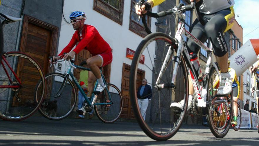 Varios ciclistas en las calles de La Laguna.