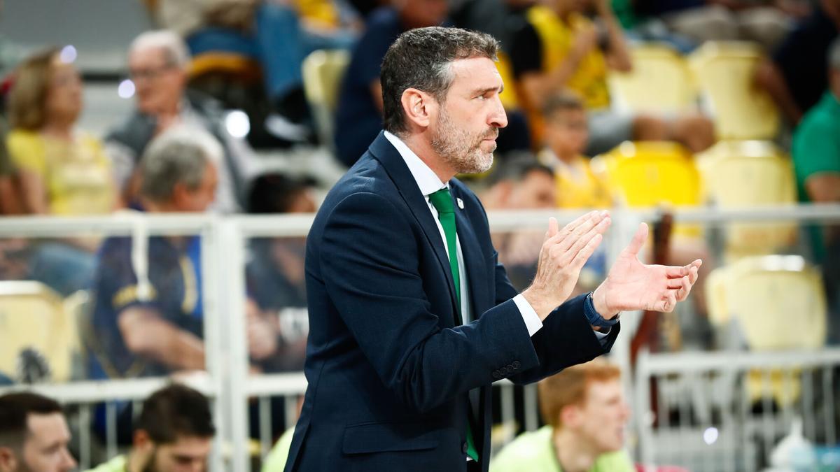 Ibon Navarro aplaude a sus jugadores en el Gran Canaria-Unicaja.