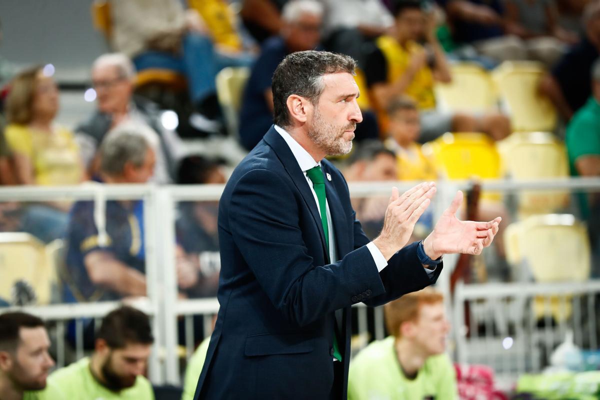 Ibon Navarro aplaude a sus jugadores en el Gran Canaria-Unicaja.