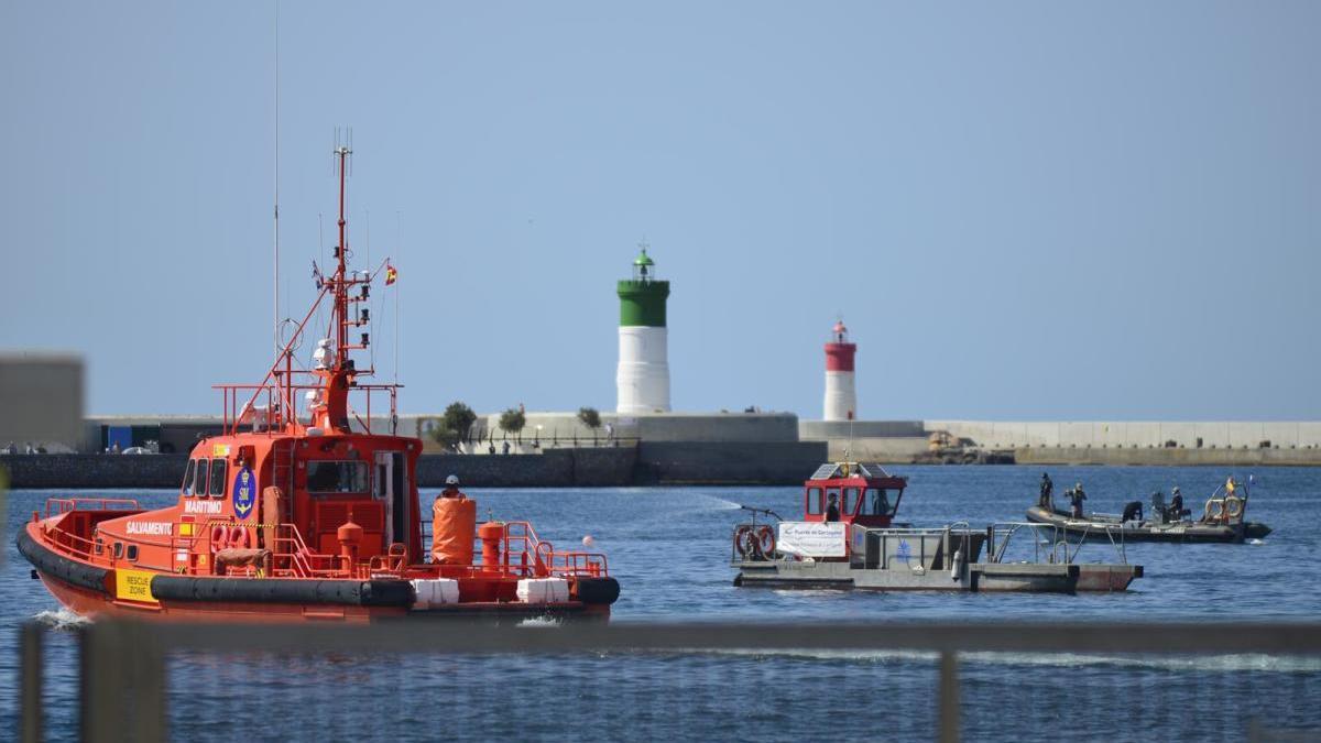 Se hunde una empujadora de la Armada en el Puerto de Cartagena