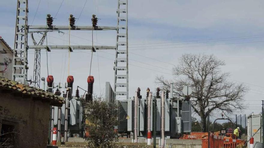 Trabajos en la subestación eléctrica de La Milla de Tera.