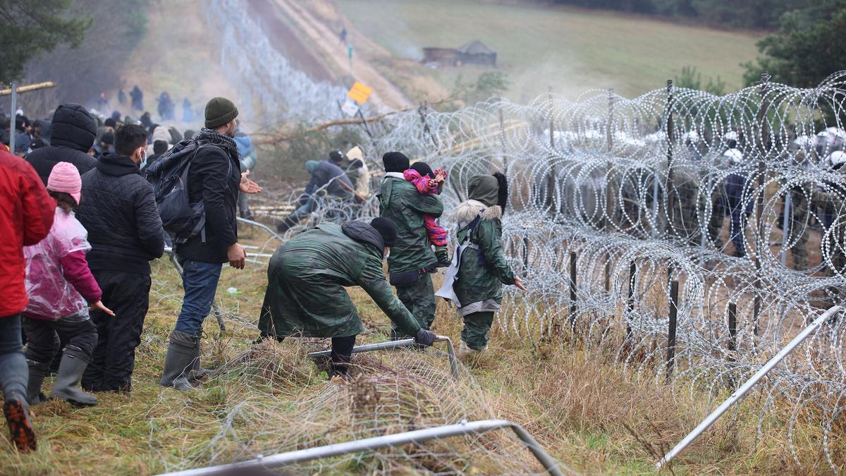 Migrantes en la frontera entre Bielorrusia y Polonia, en la región de Grodno.