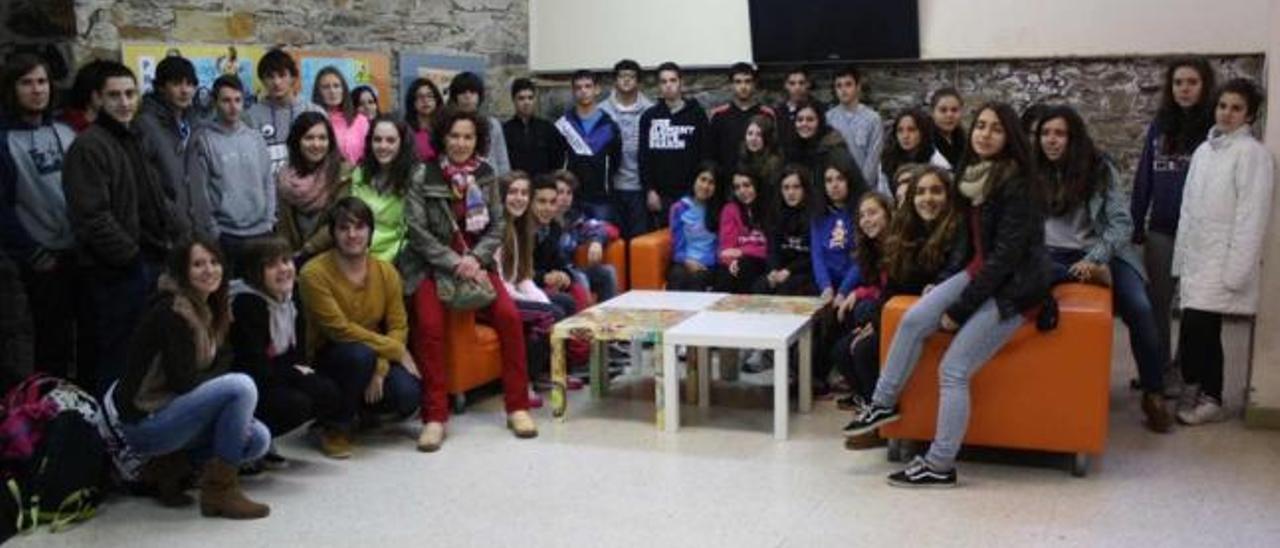 Parte de los alumnos que participaron en el proyecto, en la sala que crearon en el sótano.