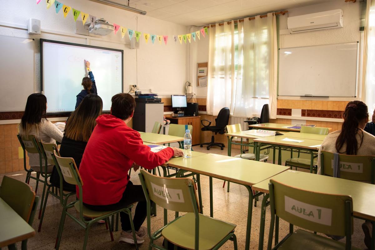 Reclusos extranjeros aprenden castellano en la prisión Wad-Ras de Barcelona.