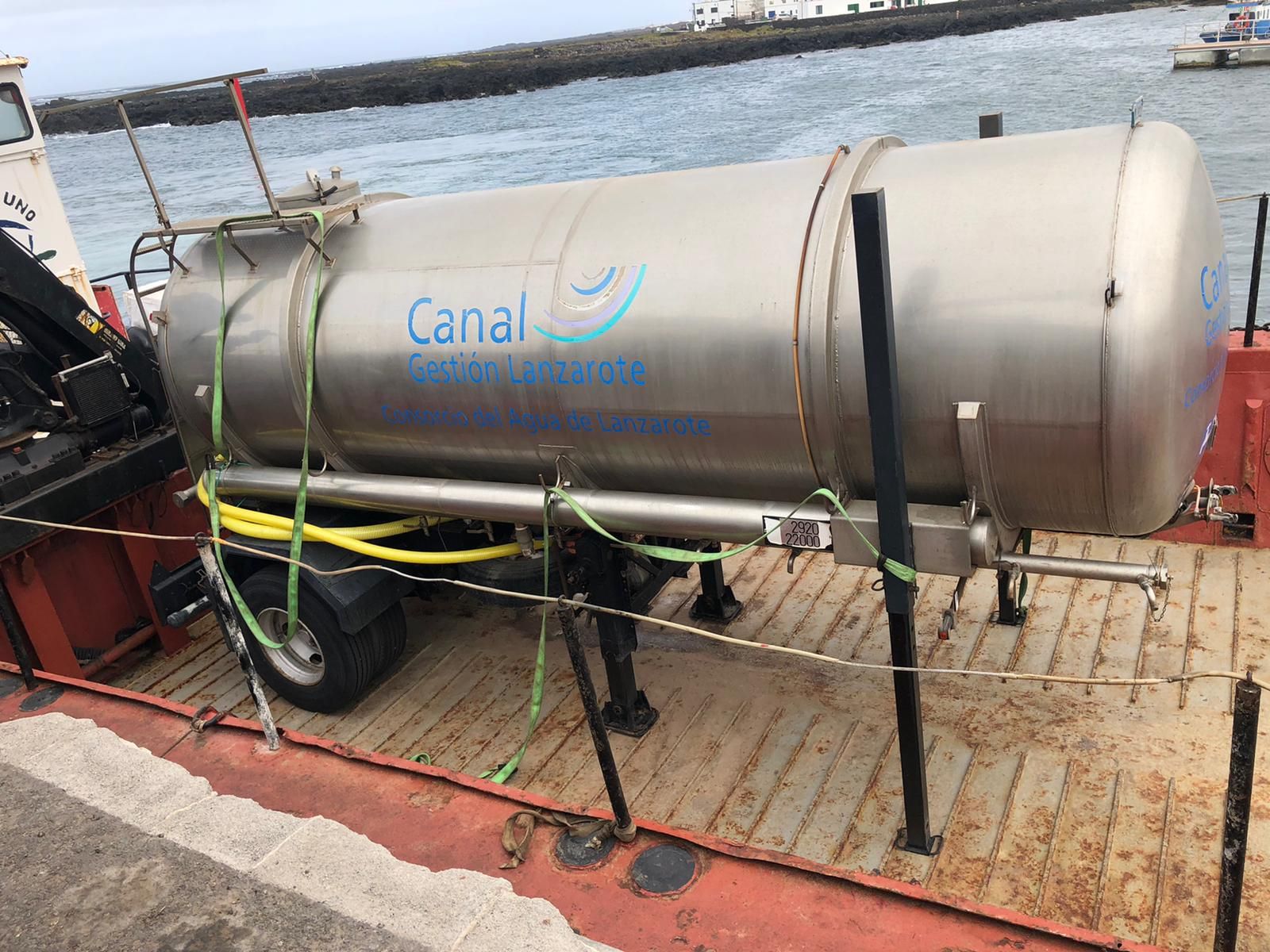 Traslado de la cisterna de Canal Gestión a La Graciosa para abastecer de agua a la población