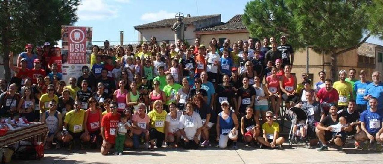 Foto de familia para celebrar una nueva edición de la carrera de los Sants Metges de Pina.