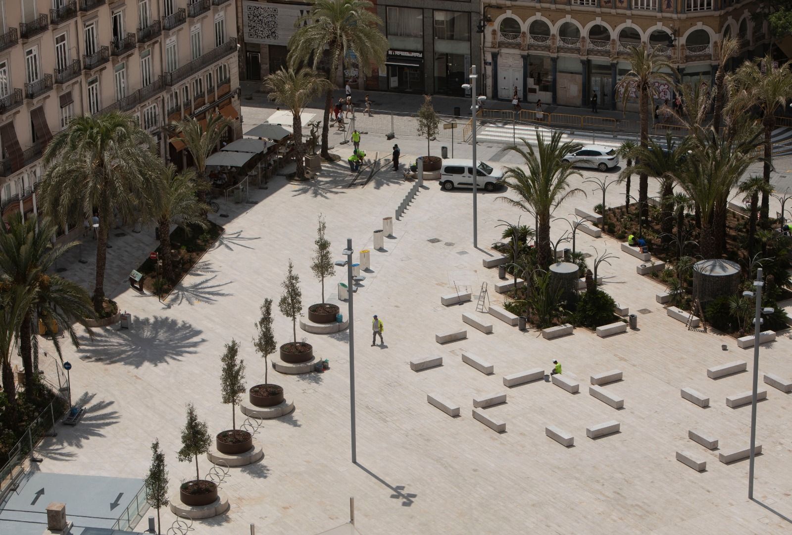 Retiran las lonas de las plaza de la Reina a la espera de su apertura