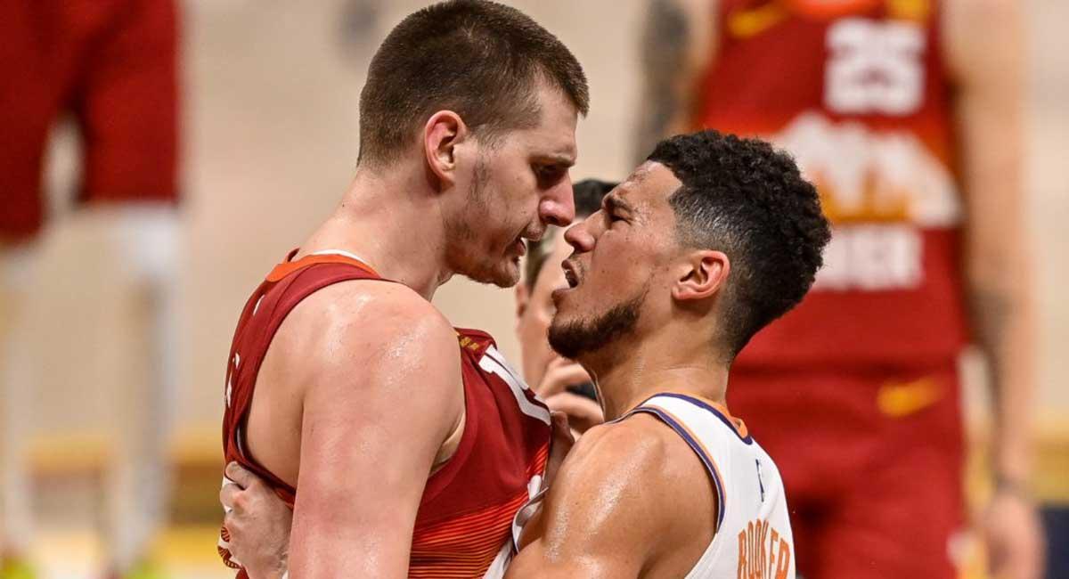 Jokic y Booker se encaran tras la falta del primero.