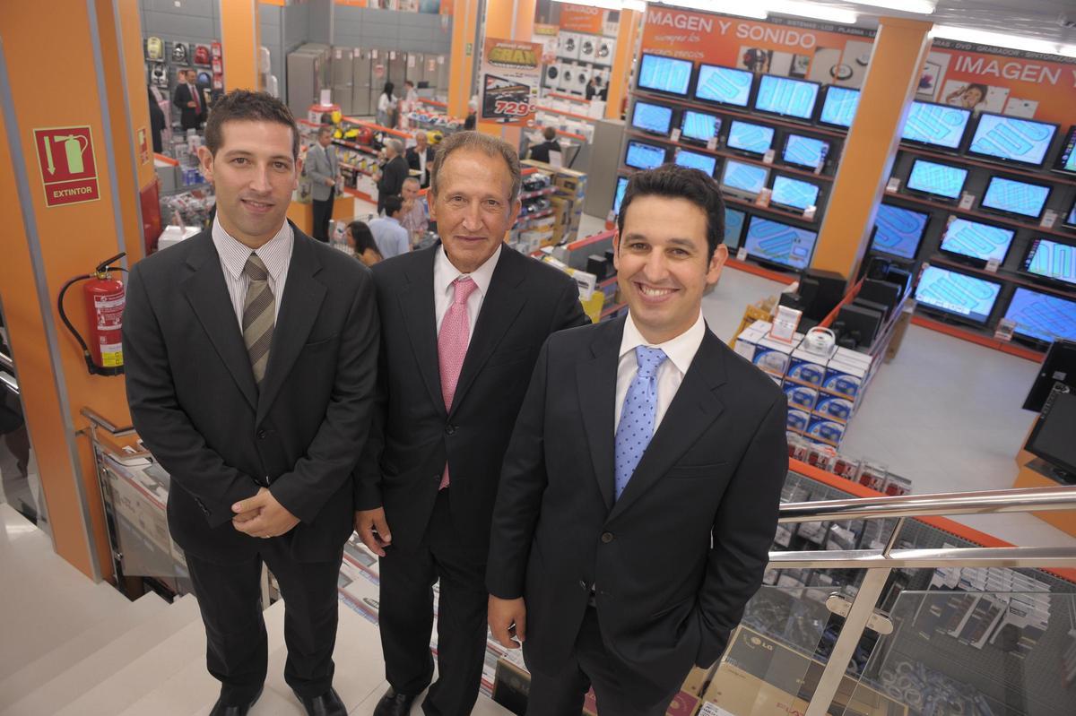 Imatge d’arxiu de Pascual Martí, entre els seus fills Víctor i José Pascual