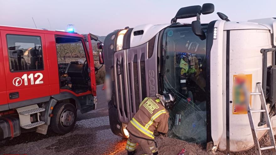 Imagen del camión volcado