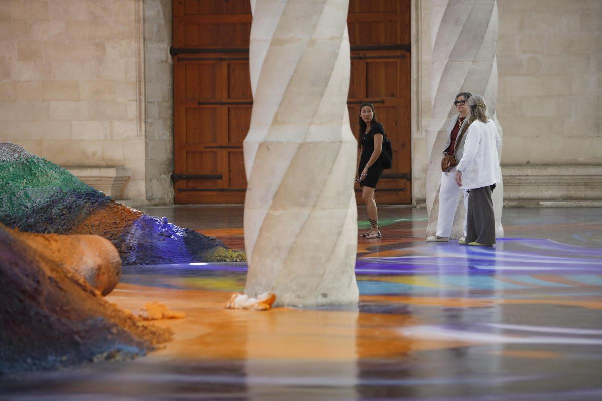 Staunen in der Seehandelsbörse: So wirkt Katharina Grosses Kunst auf die Besucher