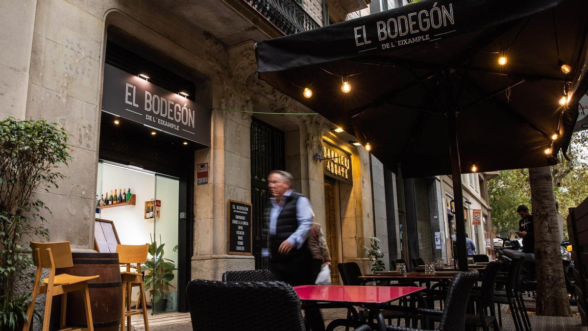 La entrada y la terraza de El Bodegón de l'Eixample.