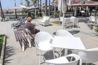 Comunidades de propietarios exigen más control de la ocupación por terrazas de los paseos de Torrevieja