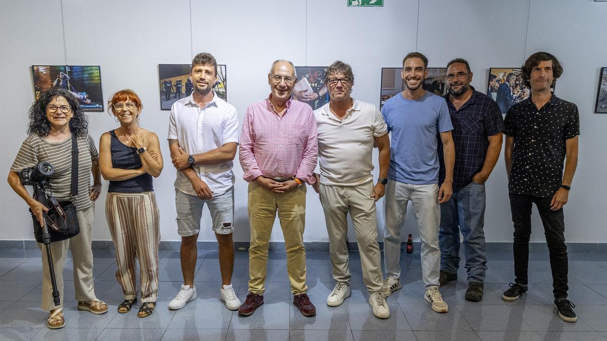 Los fotógrafos de INFORMACIÓN en la exposición "INFotoperiodistas" junto a Matías Pérez Such.