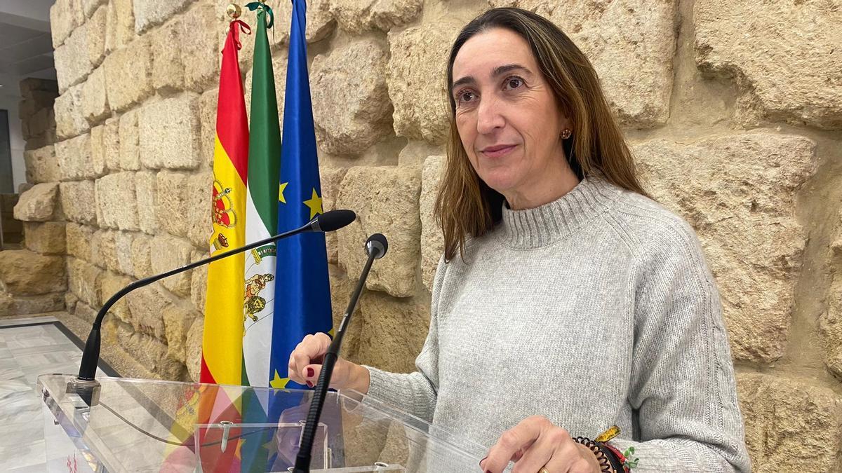 La portavoz de Vox en el Ayuntamiento de Córdoba, Paula Badanelli, durante la rueda deprensa.