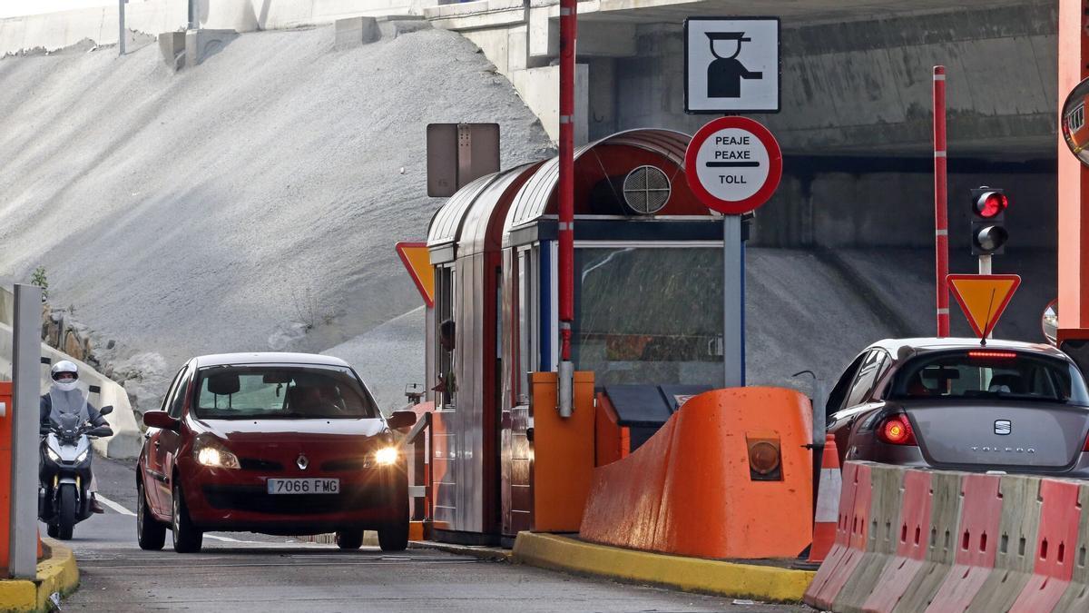 Un vehículo se para a pagar un peaje en una autopista
