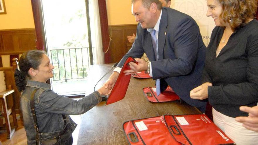 Ramón Argüelles, junto a Ana Rivas, entregando las llaves del piso a una beneficiaria.