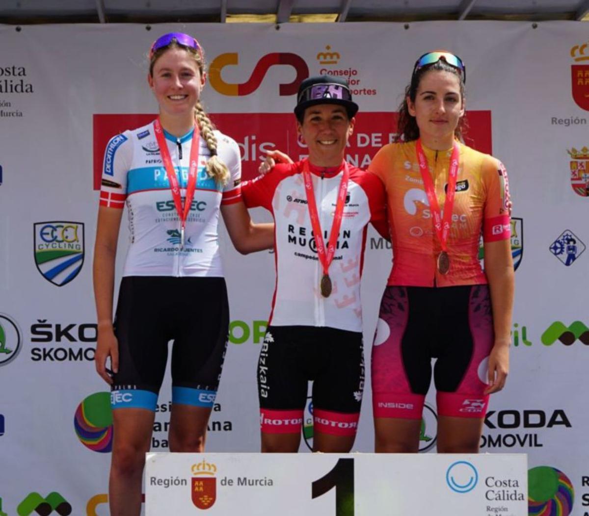 Irene Méndez, en el centro, en el podio regional. | NOMBRE FEQWIEOTÓGRAFO