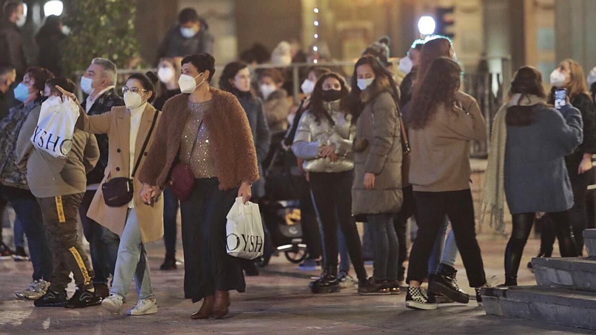 Ambiente en la calle Pelayo, ayer, a las ocho de la tarde.  | MIKI LÓPEZ