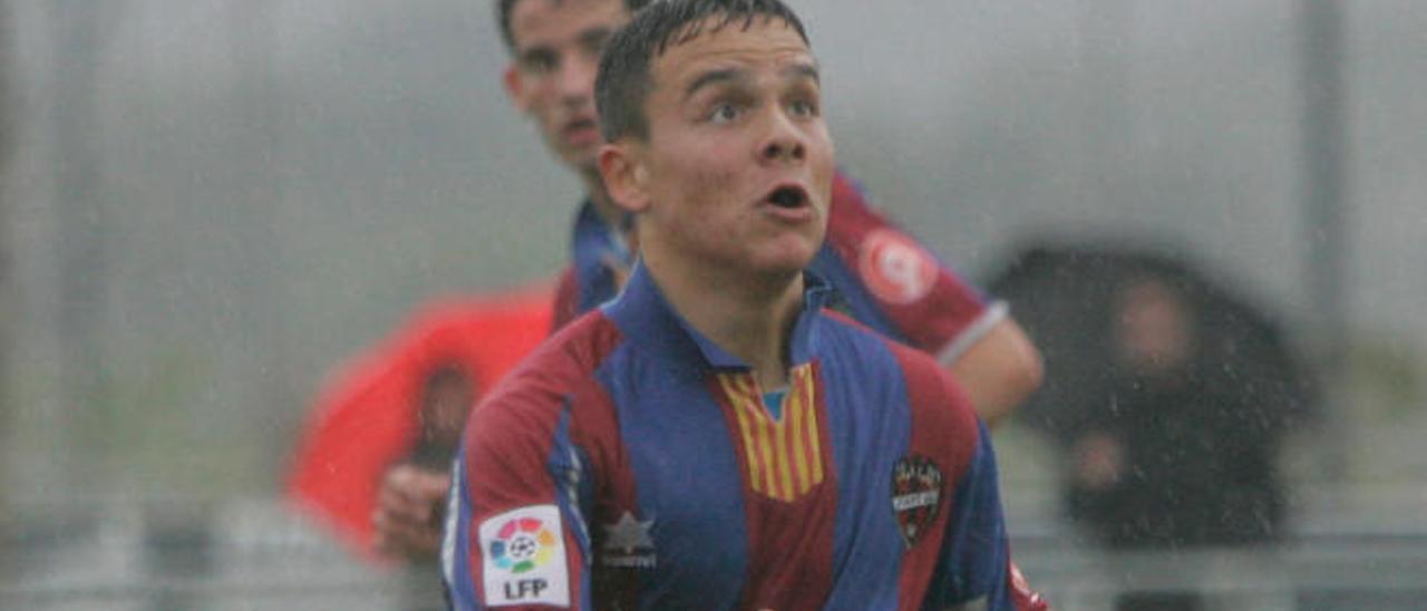 Roque Mesa, con el filial del Levante.