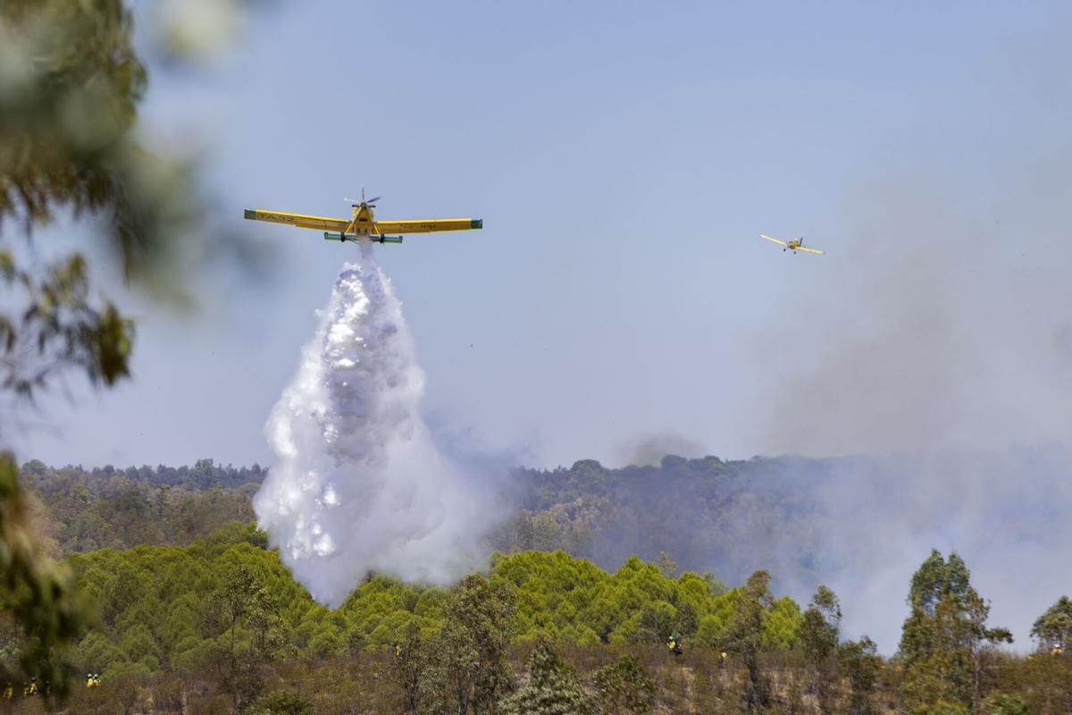 Un hidroavión trabaja en las labores de extinción del incendio. Un hidroavión trabaja en las labores de extinción del incendio.