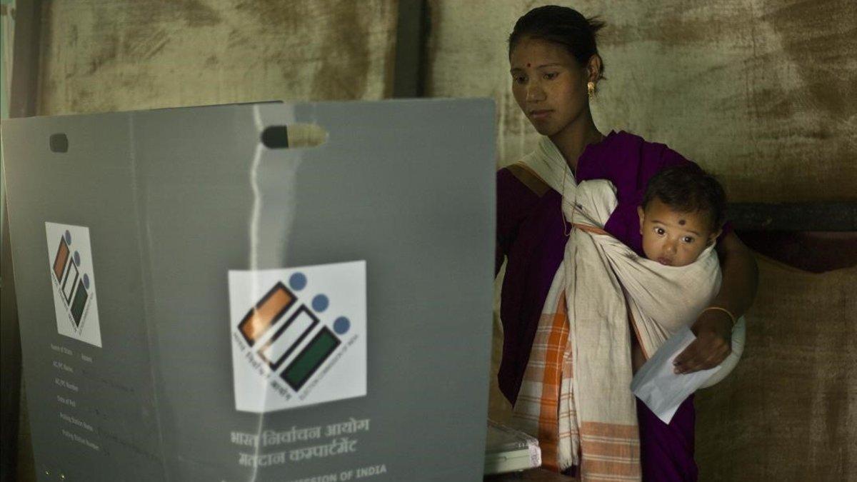 Una mujer india vota en el estado de Majuli Assam (India).