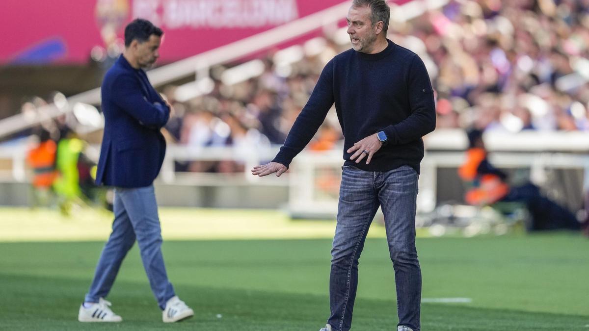 Míchel, el técnico del Girona, y Hansi Flick, el entrenador del Barça, en Montjuïc.