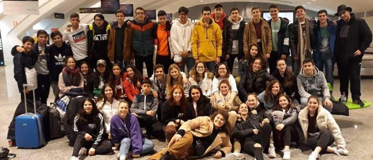 El grupo de Bachillerato del colegio Montedeva, en su último viaje de estudios, el año pasado, en Londres. En el círculo, su graduación digital.