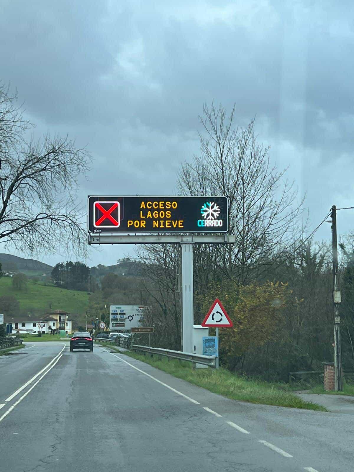 Cartel anunciador del cierre de la carretera de los Lagos en Sotu Cangues.