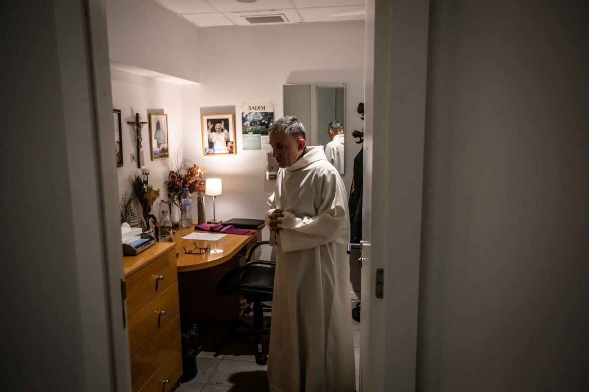 Un sacerdote se prepara antes del funeral