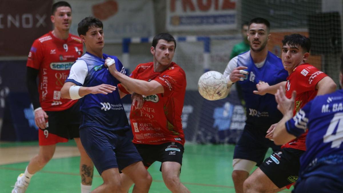 Una acción del duelo entre el Bueu Atlético y el Cañiza.