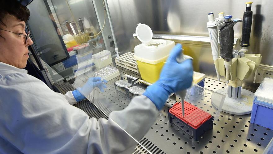 Un asistente de laboratorio prepara una prueba para el Coronavirus