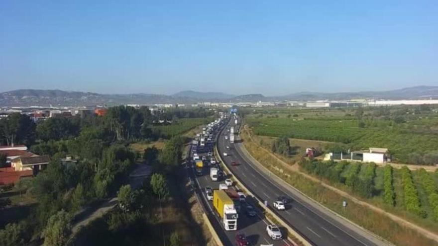 El tráfico en la A-7, colapsado este lunes en Valencia
