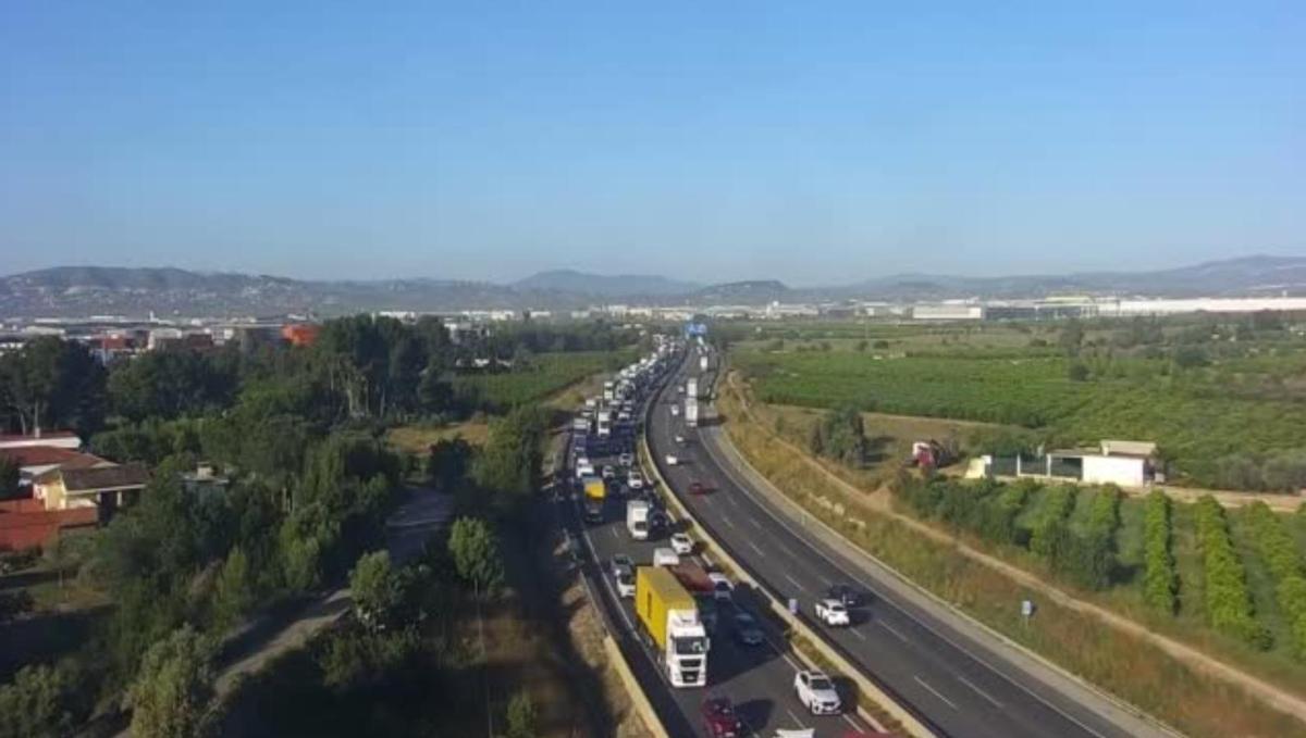 El tráfico en la A-7, colapsado este lunes en Valencia