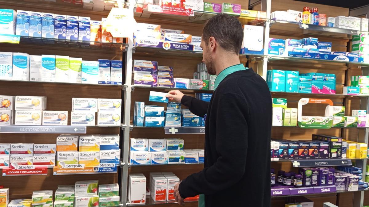 Un farmacéutico de Alicante con cajas de venta libre de estos medicamentos