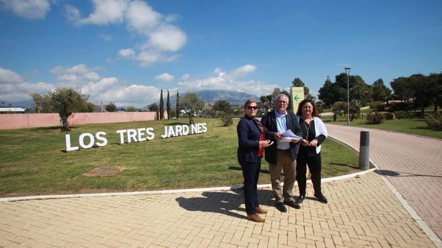 El teniente alcalde de San Pedro, Rafael Piña, en la entrada al parque.