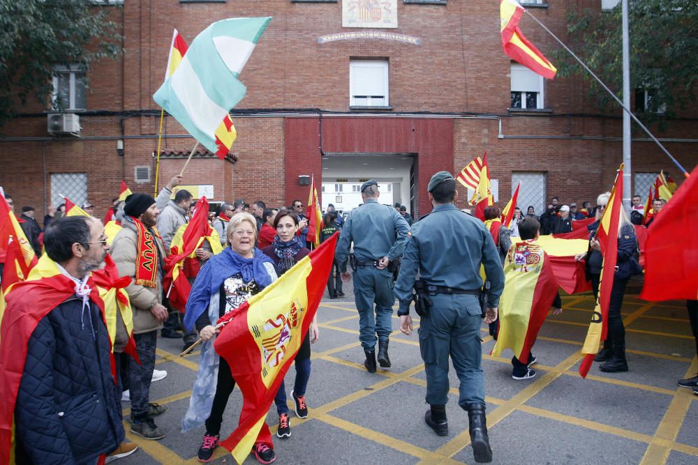 400 persones es manifesten a Girona en favor de la unitat d''Espanya i en contra del Govern destituït