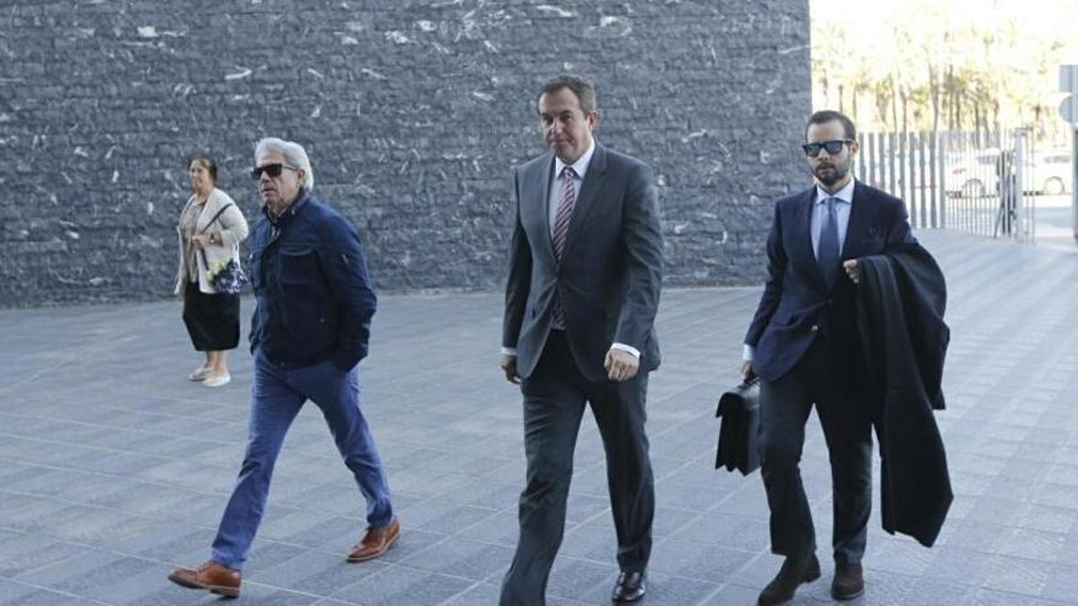 El empresario valenciano, acompañado de su abogado, llegando al Palacio de Justicia de Elche